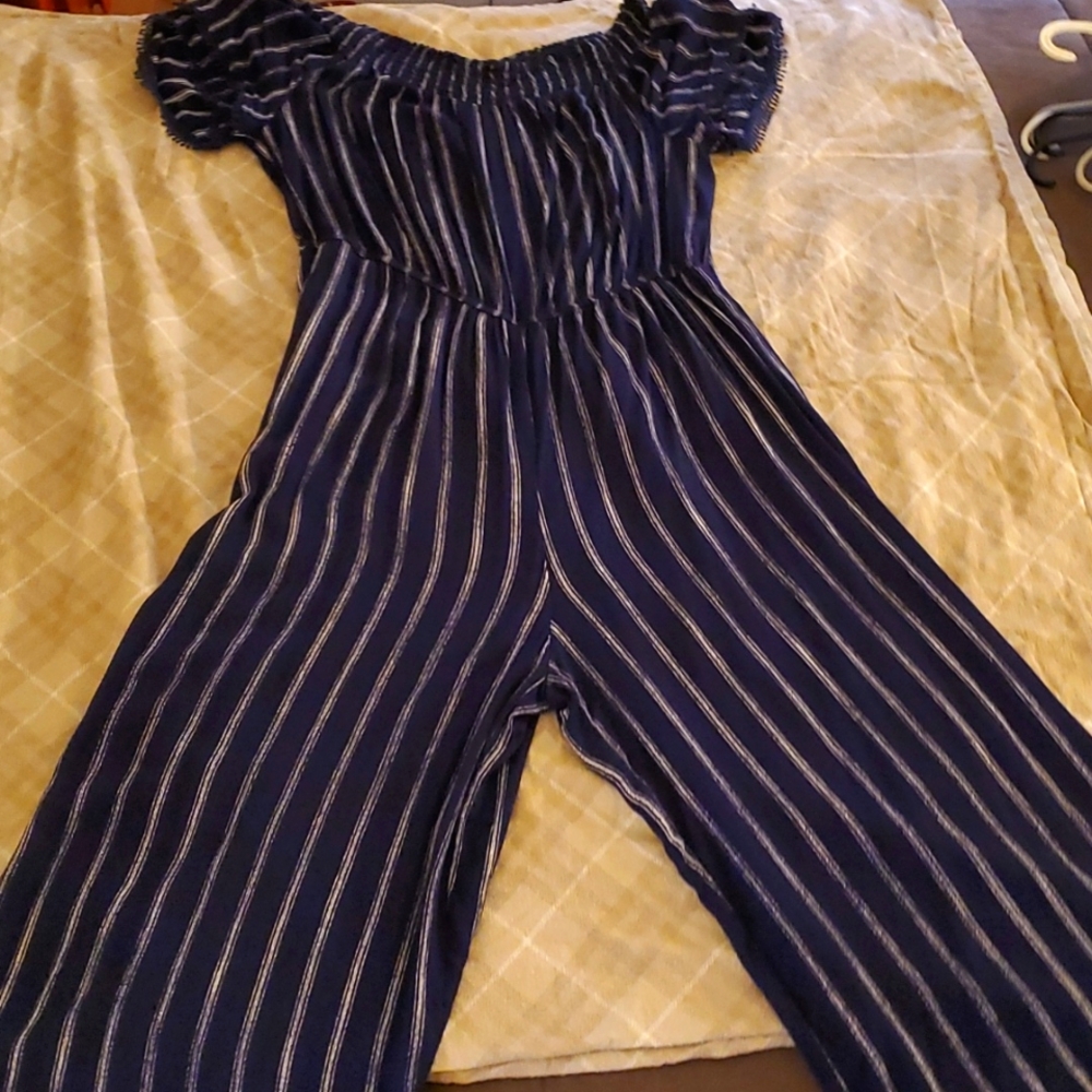 Off the shoulder short sleeve  Capri pants suit